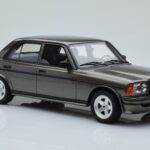 Mercedes W123 AMG 280 Cinzento Otto 1:18 - image 4 of 6