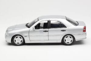 Mercedes C36 AMG W202 Prata UT Models 1:18 180035000 Metal - imagem 3 de 6