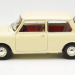 Morris Mini Minor Branco Kyosho 1:18 08964W - image 4 of 8