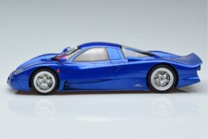 Nissan R390 GT1 Road Car GT Spirit 1:18 GT403 Resina - imagem 3 de 6