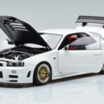 Nissan Skyline GT-R R34 Nismo Z-Tune Branco MotorHelix 1:18 - image 2 of 11