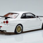 Nissan Skyline GT-R R34 Nismo Z-Tune Branco MotorHelix 1:18 - image 3 of 11