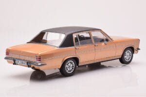 Opel Diplomat B Bege Metalizado MCG 1:18 MCG18335 Metal - imagem 2 de 6