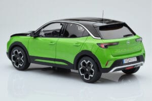 Opel Mokka-e GS Line Matcha Verde Otto 1:18 OT435 Resina - imagem 4 de 5