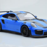 Porsche 911 GT2 RS 991.2 Weissach Package Azul Jantes de Magnésio Pretas Minichamps 1:18 - image 4 of 6