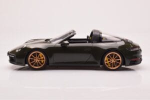 Porsche 911 992 Targa 4S Verde Azeitona GT Spirit 1:18 GT438 Resina - imagem 3 de 6