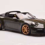 Porsche 911 992 Targa 4S Verde Azeitona GT Spirit 1:18 - image 4 of 6