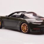 Porsche 911 992 Targa 4S Verde Azeitona GT Spirit 1:18 - image 5 of 6