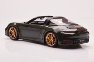 Porsche 911 992 Targa 4S Verde Azeitona GT Spirit 1:18 GT438 Resina - imagem 5 de 6
