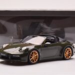 Porsche 911 992 Targa 4S Verde Azeitona GT Spirit 1:18 - image 6 of 6