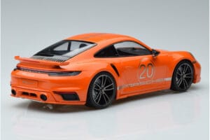 Porsche 911 992 Turbo S China 20th Anniversary Laranja Minichamps 1:18 155069171 Metal - imagem 2 de 6