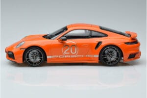 Porsche 911 992 Turbo S China 20th Anniversary Laranja Minichamps 1:18 155069171 Metal - imagem 3 de 6
