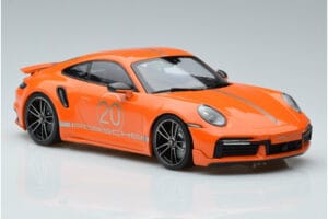 Porsche 911 992 Turbo S China 20th Anniversary Laranja Minichamps 1:18 155069171 Metal - imagem 4 de 6