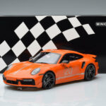 Porsche 911 992 Turbo S China 20th Anniversary Laranja Minichamps 1:18 - image 6 of 6