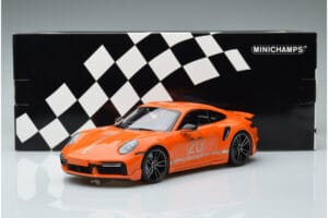 Porsche 911 992 Turbo S China 20th Anniversary Laranja Minichamps 1:18 155069171 Metal - imagem 6 de 6