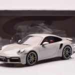 Porsche 911 992 Turbo S Crayon Cinzento GT Spirit 1:18 - image 6 of 6