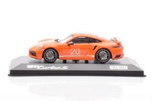 Porsche 911 992 Turbo S Gulf Laranja Minichamps 1:43 WAP0209060N002