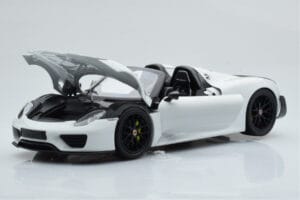 Porsche 918 Spyder Weissach Package Branco Com Jantes Pretas Minichamps 1:18 113062443 Metal - imagem 2 de 9