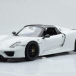 Porsche 918 Spyder Weissach Package Branco Com Jantes Pretas Minichamps 1:18 - image 4 of 9