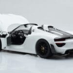 Porsche 918 Spyder Weissach Package Branco Com Jantes Pretas Minichamps 1:18 - image 6 of 9