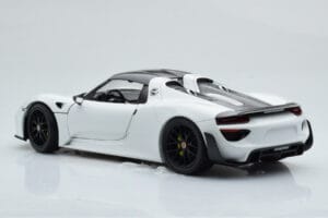 Porsche 918 Spyder Weissach Package Branco Com Jantes Pretas Minichamps 1:18 113062443 Metal - imagem 8 de 9