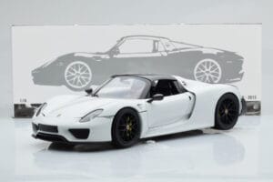 Porsche 918 Spyder Weissach Package Branco Com Jantes Pretas Minichamps 1:18 113062443 Metal - imagem 9 de 9