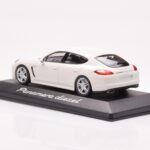 Porsche Panamera 970 Diesel Carrara Branco Minichamps 1:43 - image 3 of 4