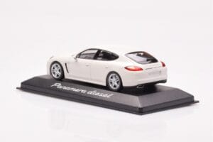 Porsche Panamera 970 Diesel Carrara Branco Minichamps 1:43 WAP0200090C Metal - imagem 3 de 4