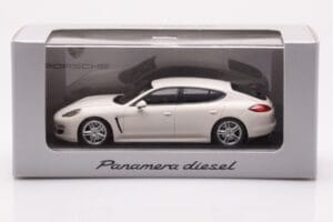Porsche Panamera 970 Diesel Carrara Branco Minichamps 1:43 WAP0200090C Metal - imagem 4 de 4