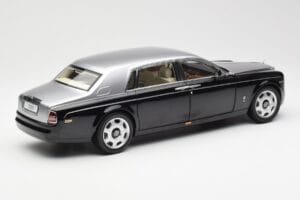 Rolls-Royce Phantom VII EWB Preto e Prateado Kyosho 1:18 08841BKS Metal - imagem 3 de 8