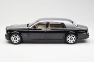 Rolls-Royce Phantom VII EWB Preto e Prateado Kyosho 1:18 08841BKS Metal - imagem 4 de 8