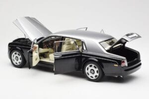 Rolls-Royce Phantom VII EWB Preto e Prateado Kyosho 1:18 08841BKS Metal - imagem 5 de 8