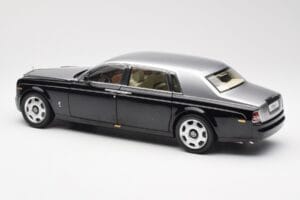 Rolls-Royce Phantom VII EWB Preto e Prateado Kyosho 1:18 08841BKS Metal - imagem 7 de 8