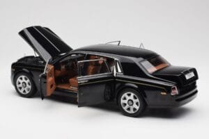 Rolls-Royce Phantom VII EWB Diamond Preto Kyosho 1:18 08841DBK2 Metal - imagem 5 de 8