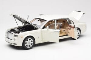 Rolls-Royce Phantom VII EWB English Branco Kyosho 1:18 08841EW2 Metal - imagem 2 de 8