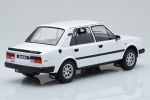 Skoda 130 L Branco IXO 1:18 18CMC158 Metal - imagem 2 de 6