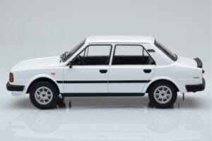 Skoda 130 L Branco IXO 1:18 18CMC158 Metal - imagem 3 de 6