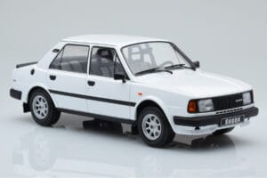 Skoda 130 L Branco IXO 1:18 18CMC158 Metal - imagem 4 de 6
