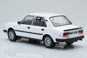 Skoda 130 L Branco IXO 1:18 18CMC158 Metal - imagem 5 de 6
