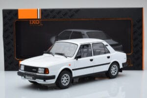 Skoda 130 L Branco IXO 1:18 18CMC158 Metal - imagem 6 de 6