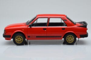 Skoda 130 LR Vermelho IXO 1:18 18CMC159 Metal - imagem 3 de 6