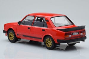 Skoda 130 LR Vermelho IXO 1:18 18CMC159 Metal - imagem 5 de 6