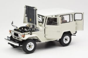 Toyota Land Cruiser FJ40 Van Branco Kyosho 1:18 08971W Metal - imagem 2 de 8