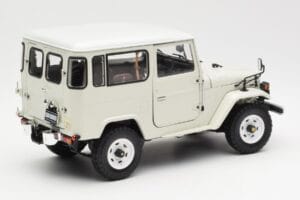 Toyota Land Cruiser FJ40 Van Branco Kyosho 1:18 08971W Metal - imagem 3 de 8