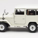 Toyota Land Cruiser FJ40 Van Branco Kyosho 1:18 08971W - image 4 of 8