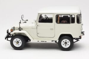 Toyota Land Cruiser FJ40 Van Branco Kyosho 1:18 08971W Metal - imagem 4 de 8