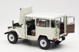 Toyota Land Cruiser FJ40 Van Branco Kyosho 1:18 08971W Metal - imagem 5 de 8