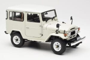 Toyota Land Cruiser FJ40 Van Branco Kyosho 1:18 08971W Metal - imagem 6 de 8
