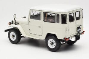 Toyota Land Cruiser FJ40 Van Branco Kyosho 1:18 08971W Metal - imagem 7 de 8