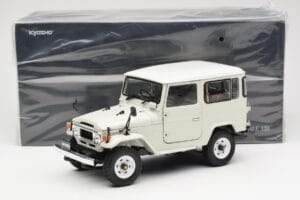 Toyota Land Cruiser FJ40 Van Branco Kyosho 1:18 08971W Metal - imagem 8 de 8